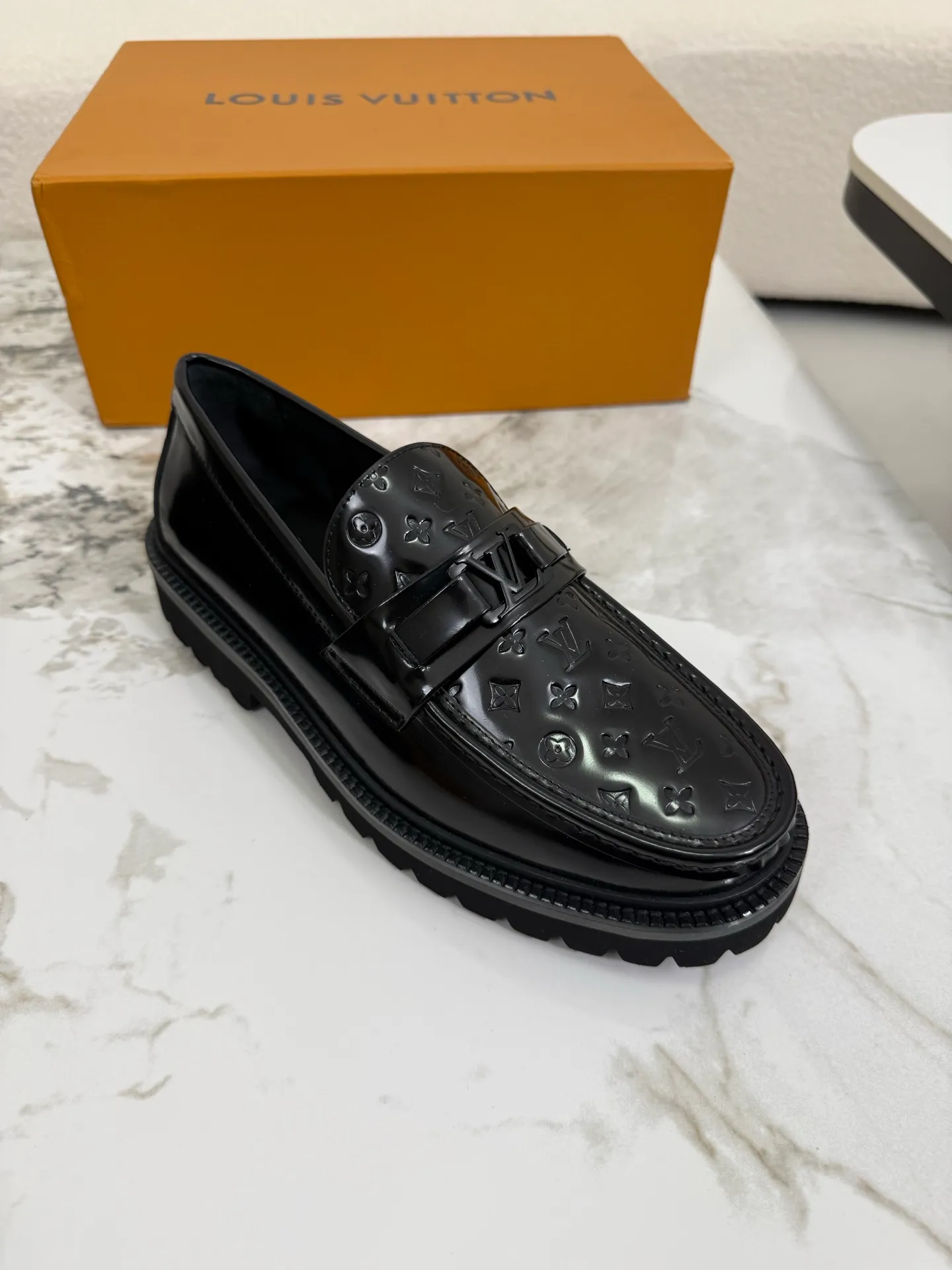 [L Family] Top P: 800💰 ▪️Size: 39-44 (38.45 custom-made) The top male god leather shoes Lv series are sold at the same time with original factory configuration, original cowhide fabric imported from Italy, soft and comfortable, imported water-dyed cow lining, soles: original ultra-light French foam outsole super comfortable, original factory with single goods 🔍🔍high quality, can be entered and exited at will, welcome to compare and synchronize.